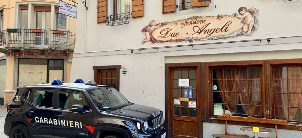 Coronavirus, in 20 assembrati nel locale senza distanze di sicurezza: sanzionato e chiuso il "Bar pensione due angeli"